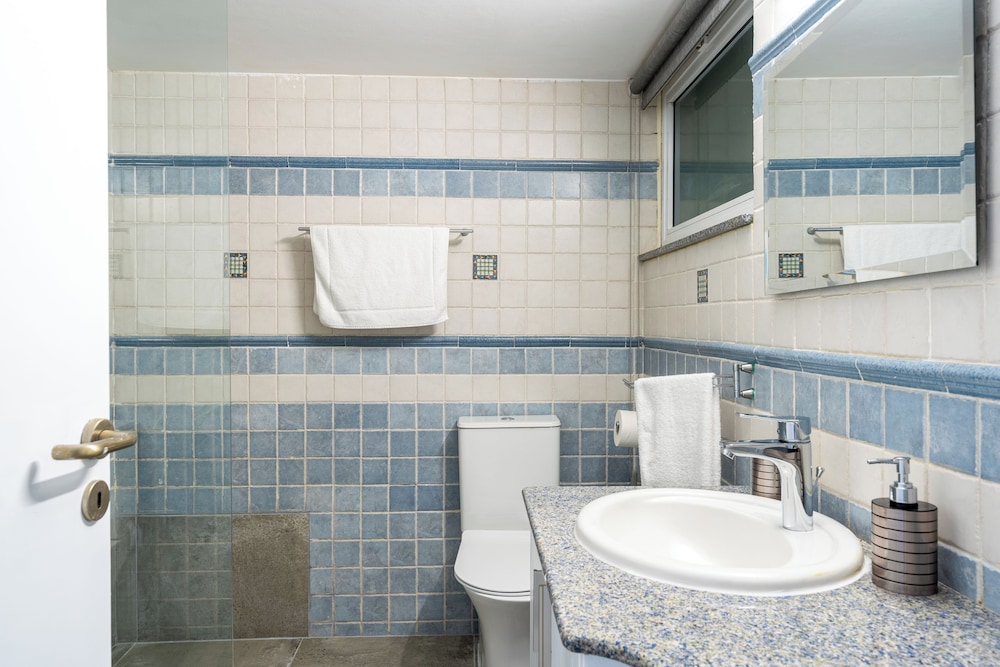 Oracle 2-BR Apt. & Balcony in Larnaca