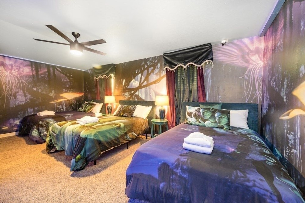 9 Bed Pool, Spa, Movie Room & Game Room! 9 Bedroom Home by RedAwning