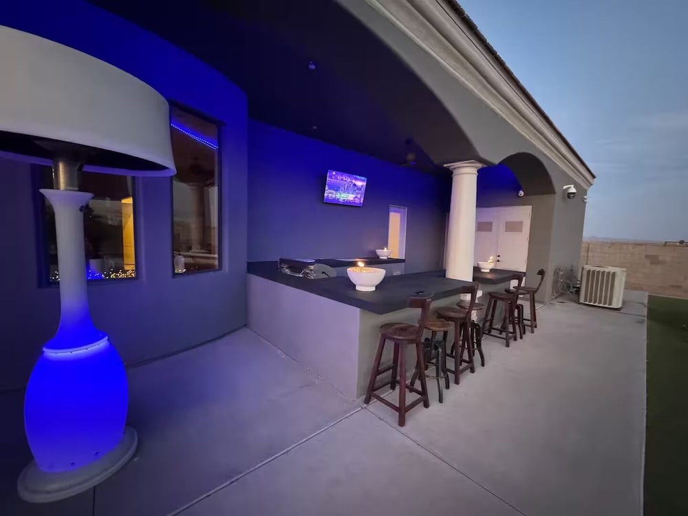 Luxury Home With Slide Pool/spa/movie Theatre 5 Bedroom Home