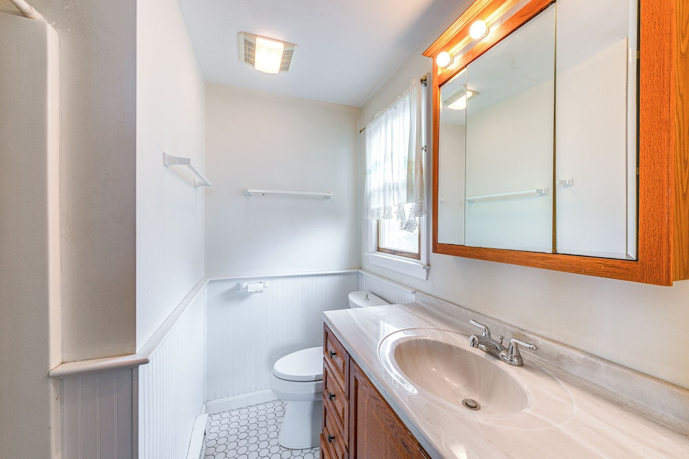 Marshfield Home w/ 4 Decks & Private Beach Access!