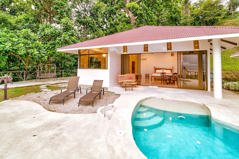 Hotel Akua Ocean View Suites - Image 1