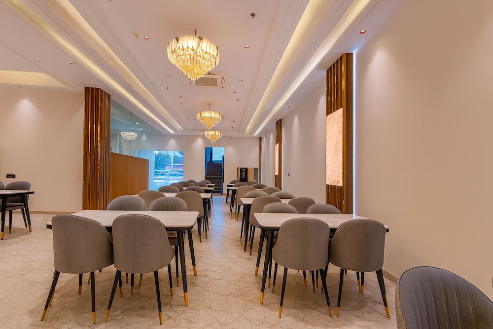 Hotel Grand Shalimar by JMD Group