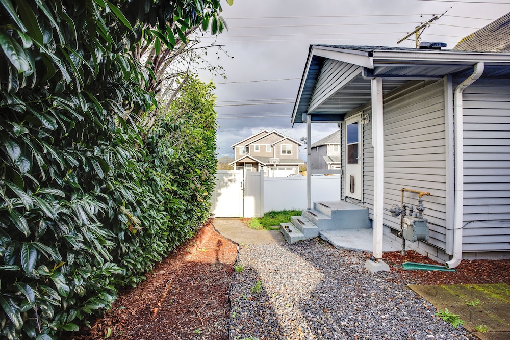 3 Mi to Dtwn Tacoma: Pet-friendly Home