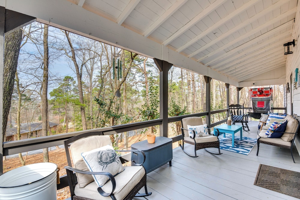 3 Mi to Marietta Square: Hot Tub Haven w/ 2 Patios
