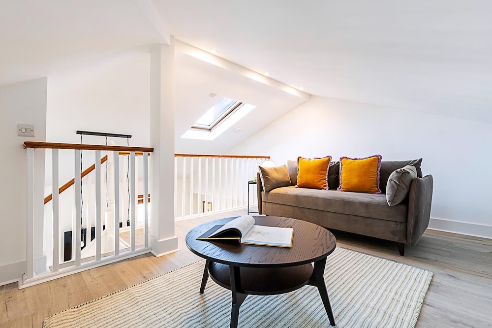 Stylish Chelsea Flat With Luxe Comfort & Charm