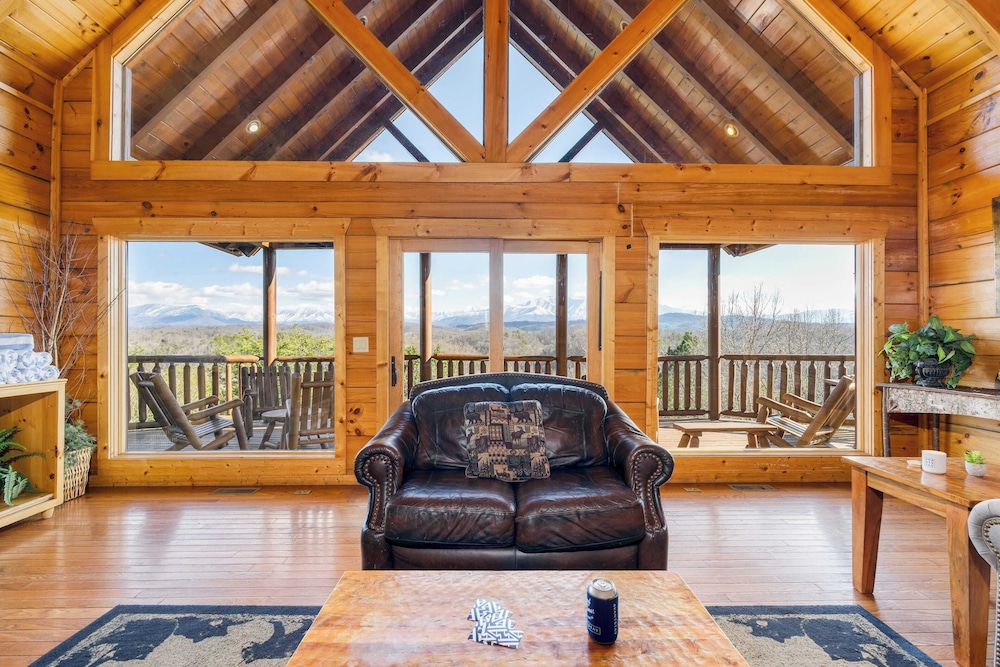 Luxury Cabin w/ Elevator, Theater & Hot Tub Near Dollywood Smoky Vista Lodge