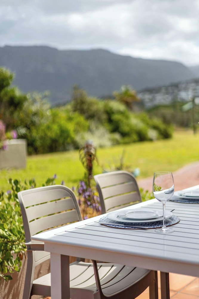 Beachfront Villa Sea Breeze, Hout Bay, Cape Town
