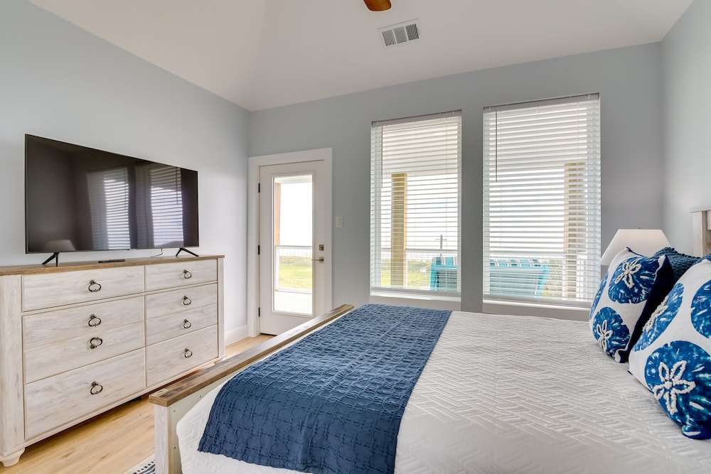 Steps to Beach: Vibrant House in Galveston!