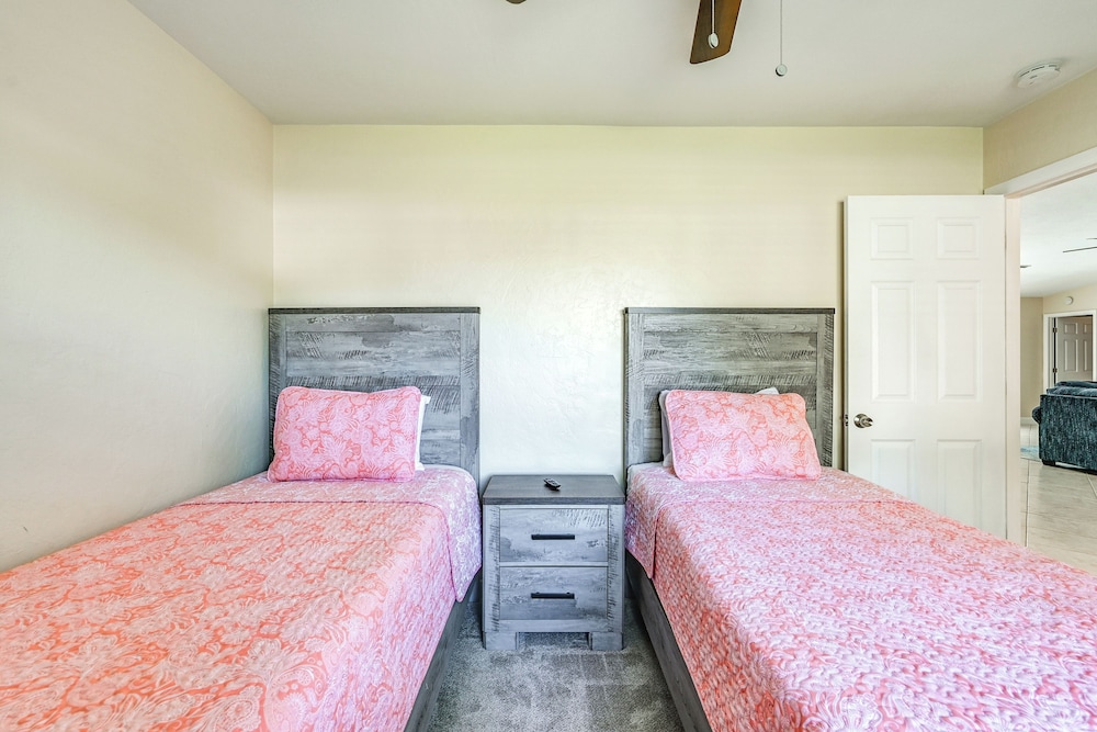 Hot Tub & Heated Pool: Bonita Springs Getaway!