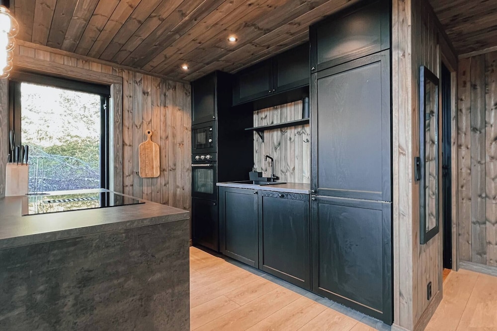 Modern Mountain Cabin - Outdoor Hot Tub - 8 Beds