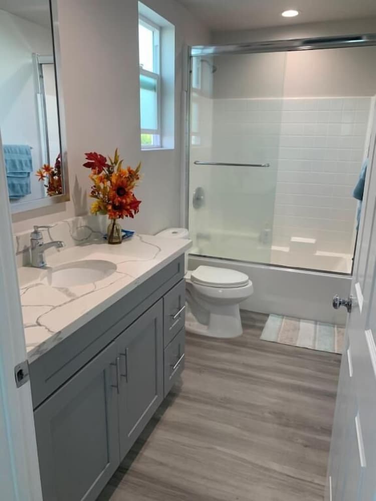 Modern LA Stay – Private Room & Bathroom