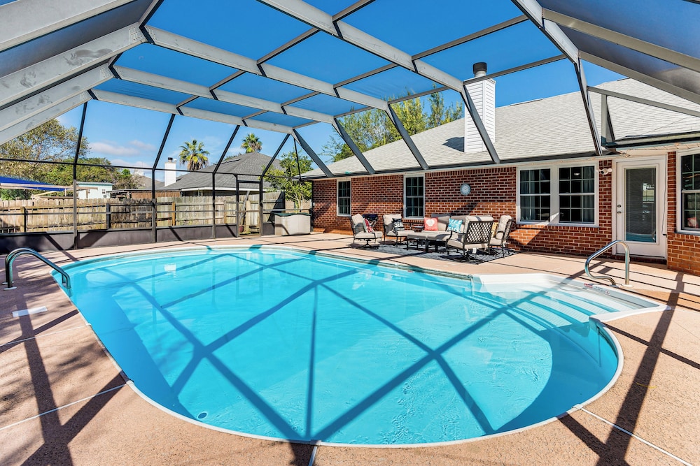 1 Mi to Zoo: 'rustic Bungalow' Gem in Gulf Breeze!