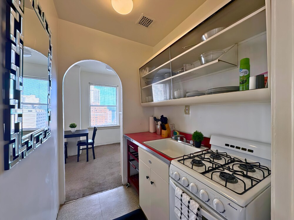 1BR Gold Coast Vintage Gem - SP 1700