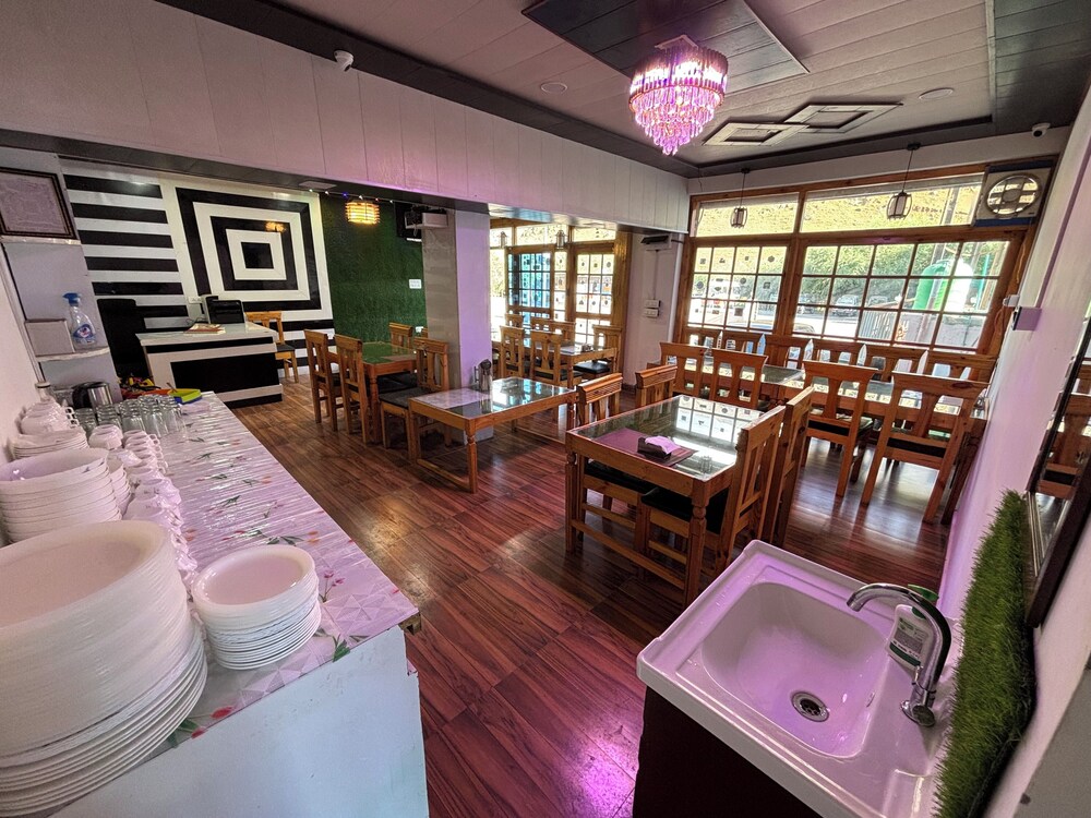 D Royal Ladakh Hotel and Restaurant