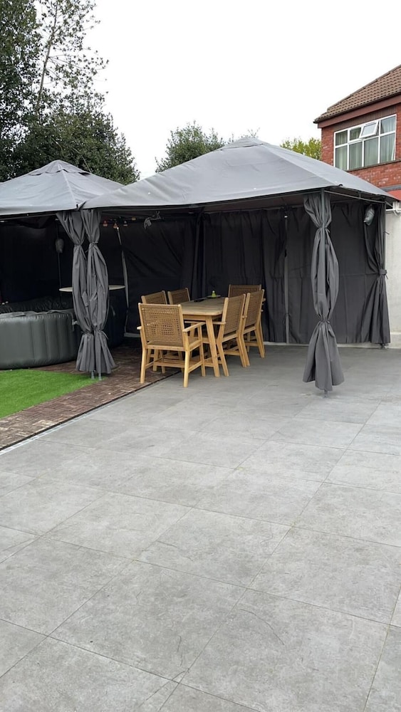 House - Sleeps 16, Parking, Pets Allowed & Jacuzzi