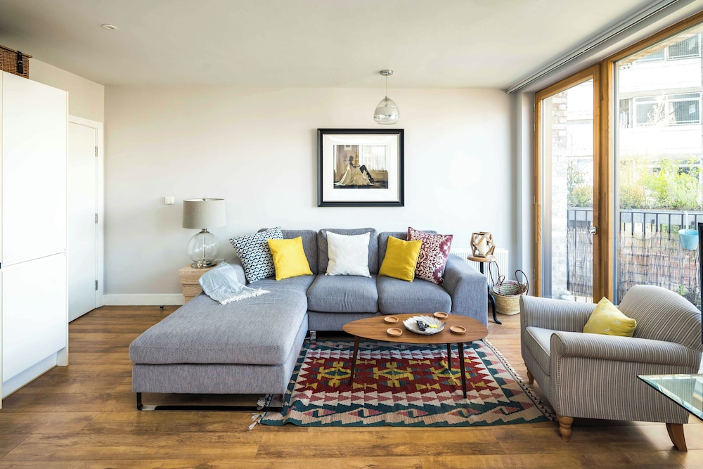 Shiny & Comfy stay with Underground links nearby!