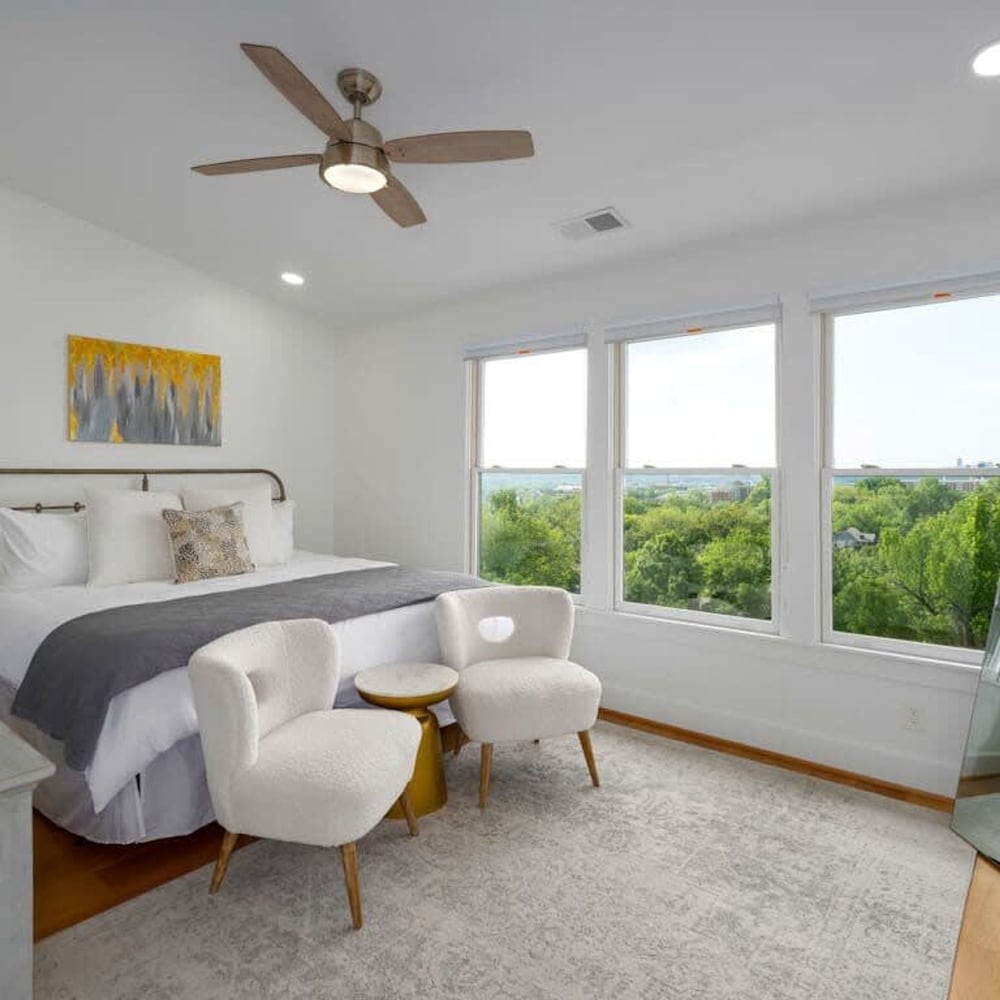 Birmingham Vacations - Scenic Cityscape Retreat - Stylish 2BR Townhome - Property Image 5