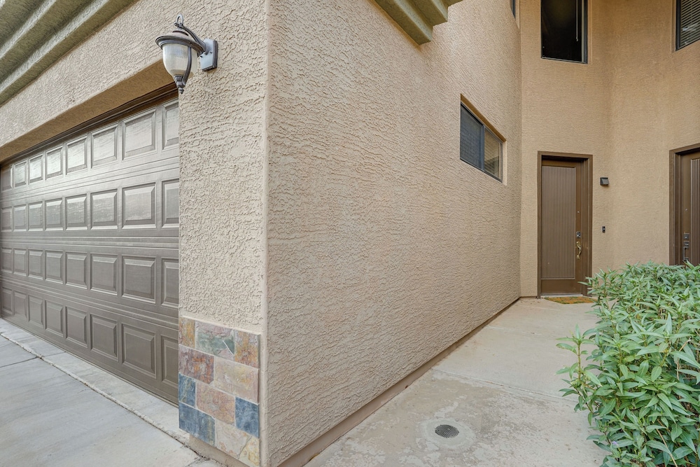 1 Mi to Golf: Lake-view Condo w/ Pool in Chandler!