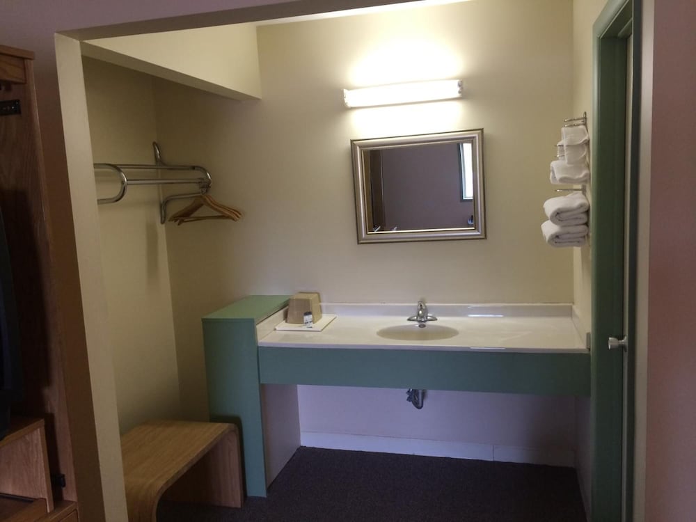 Sedalia Vacations - Super 7 Motel Sedalia - Property Image 5