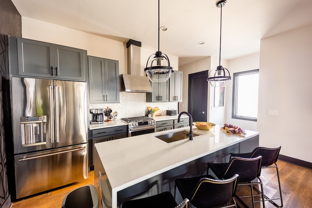 Heart of Gulch - 4 Min to Broadway - Designer Home