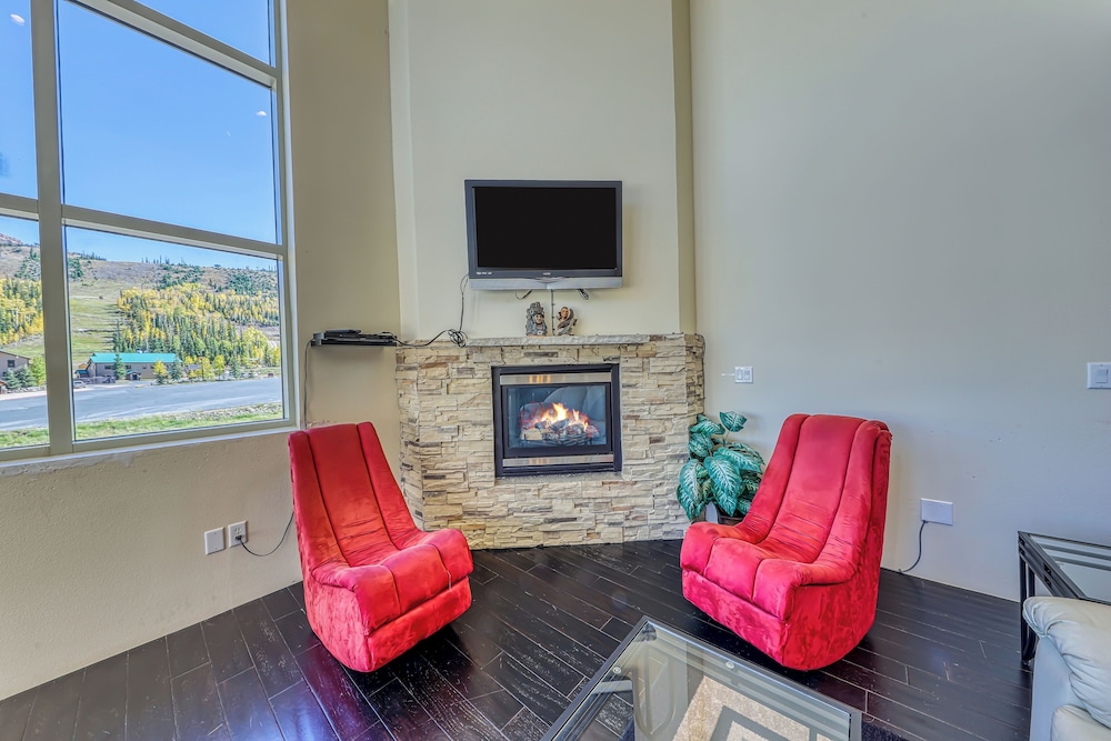 Modern 1BR Mountain View Balcony Steps to Lift