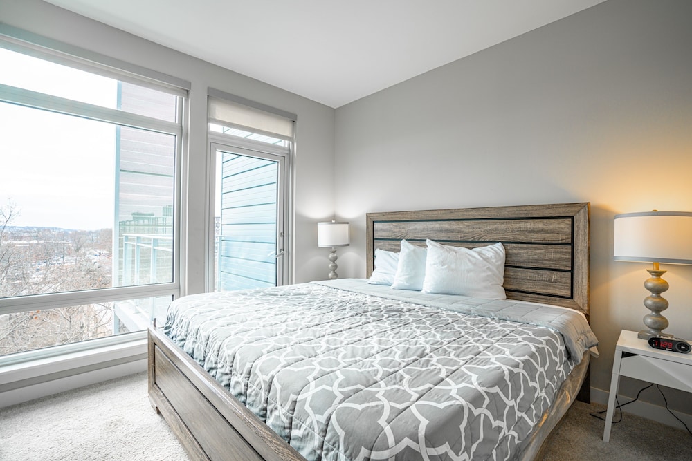 Two Bedroom apartment near waterfront 2 Apts by RedAwning view 4