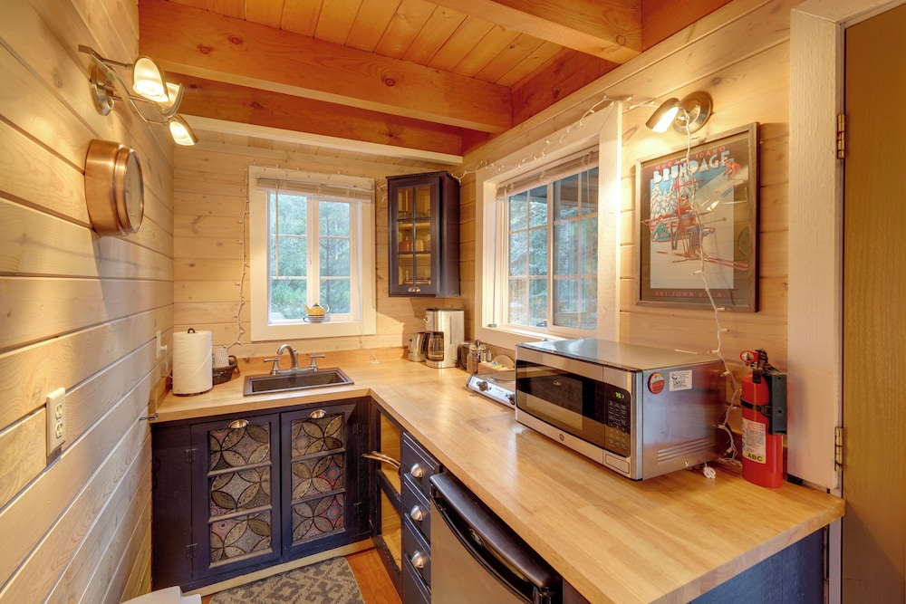 Ski, Hike, Relax By Water: Rustic Mccall Tiny Home