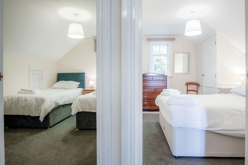 The Gatehouse - 2 Bedroom Apartment - Pendine view 5