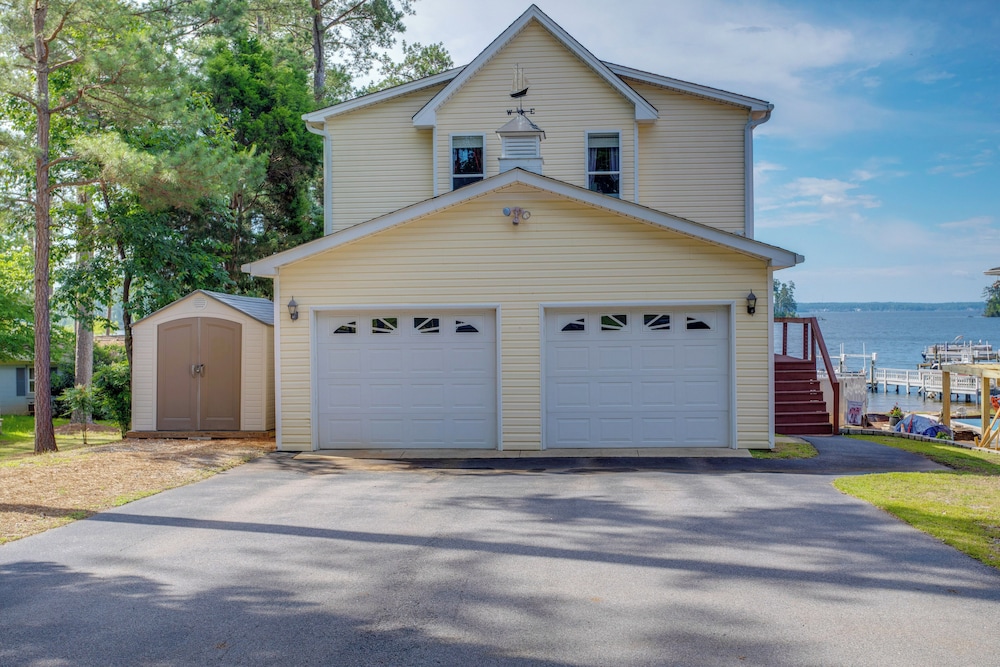 Deck & Views: Lake Murray Escape in Chapin!