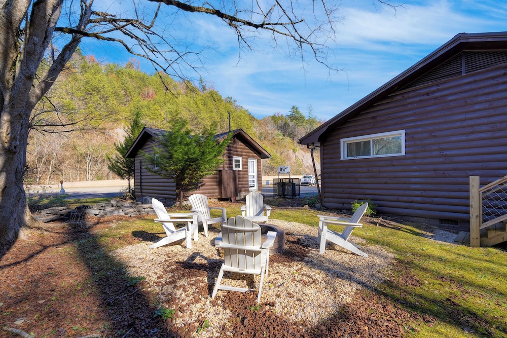 Creekside Haven by Avantstay Hot Tub, Fire Pit, Outdoor Dining Area Nestled Next to Creek