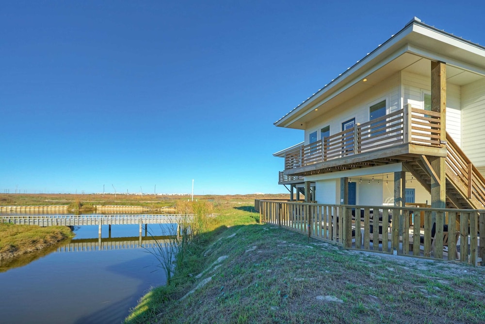 Sleeps 20 2 Homes w/ Beach Boardwalk Access, Water Canal Views, & Priv Pools