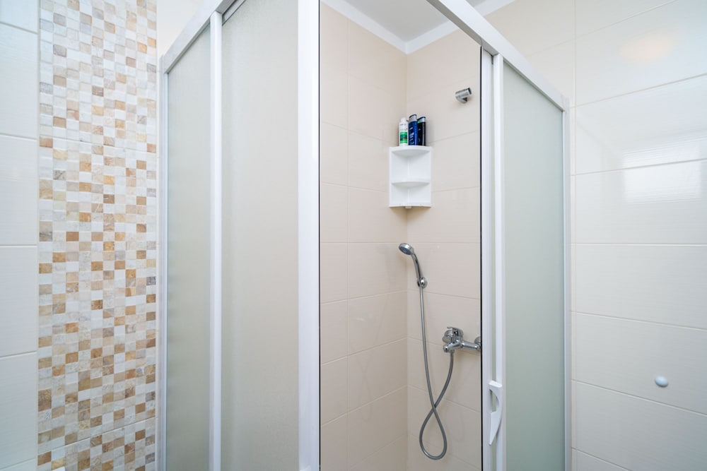 Jele Rooms