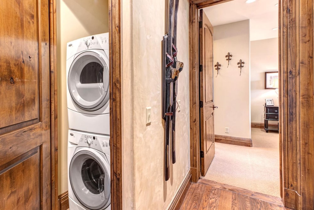 Vintage on the Strand 2 bedrooms Ski Out VIN-14 by KBM
