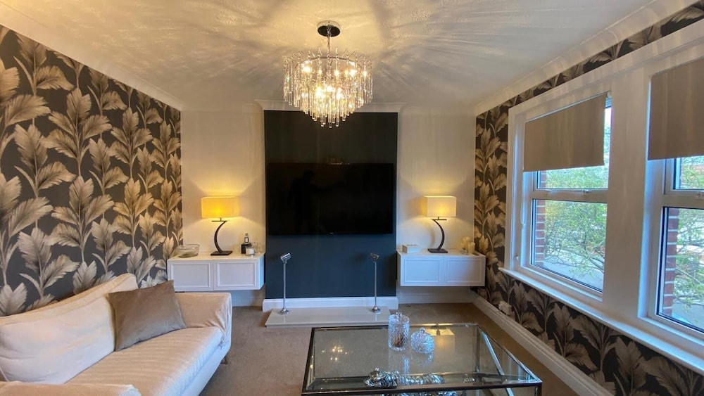 Luxurious, Spacious, Quiet, Near Beaches and Town view 5