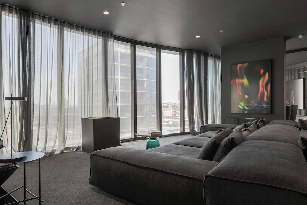 Southbank 2BR High City Views Enjoy Wine, Gym, Pool, Wifi