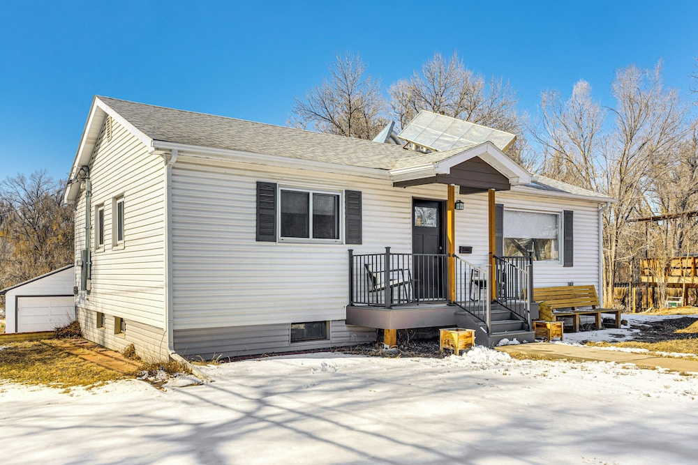 2 Mi to Downtown Colorado Springs: Apt w/ Grill!