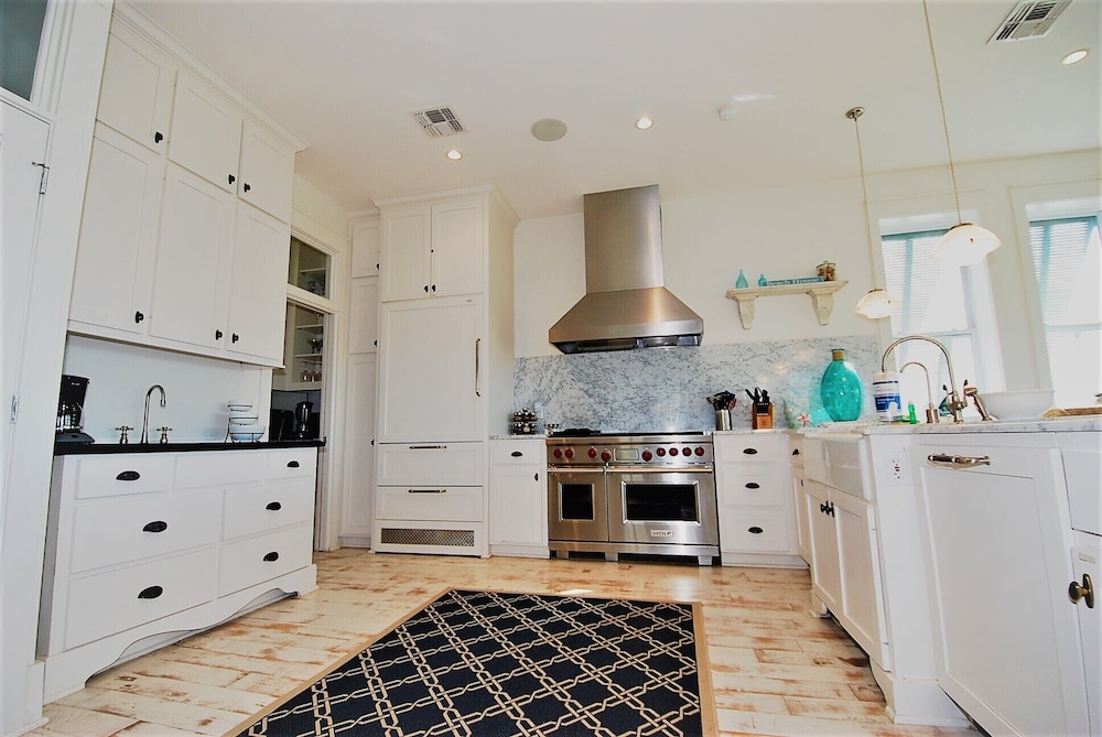 Bella Casa - Private House With Hot Tub 4 Bedroom Home by RedAwning