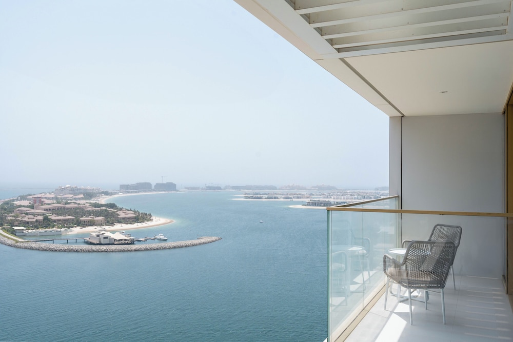 KeyRock - Grand Bleu Apt with Palm View