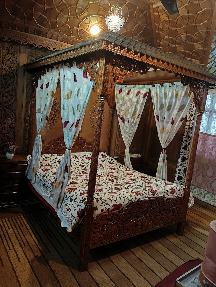 New Alzira Heritage Group of Houseboats