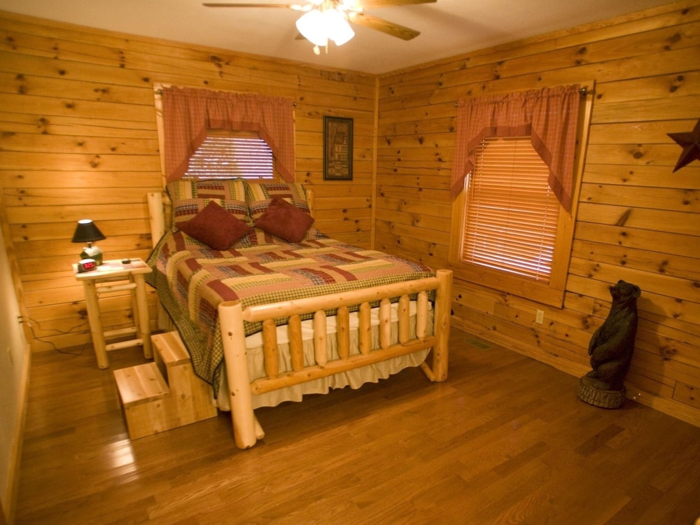 Er79 - Robyn's Nest - Great Location. Close To All The Action! 2 Bedroom Cabin by RedAwning view 5