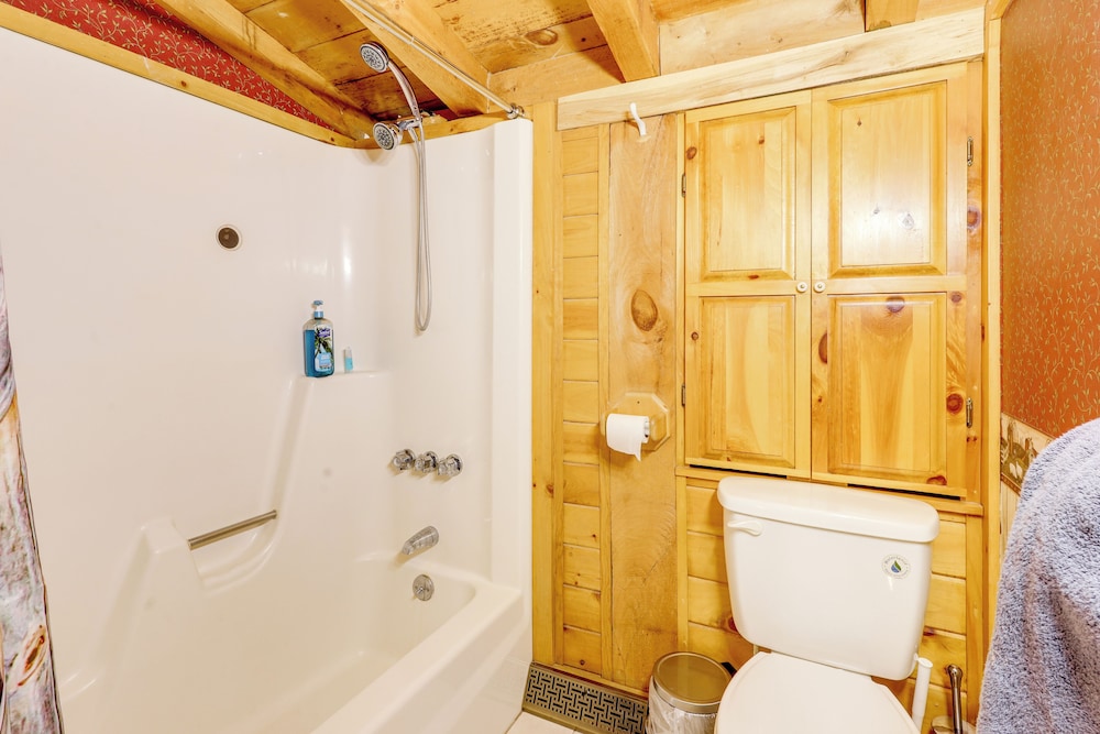7 Mi to Glens Falls: Peaceful Retreat w/ Game Room