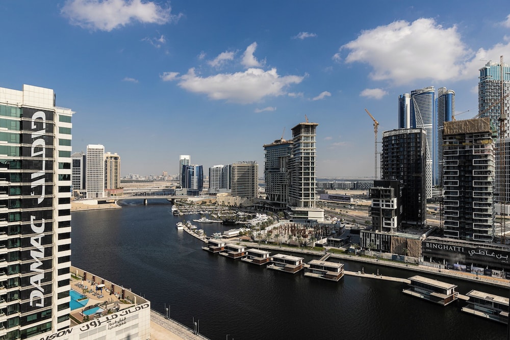 SIMPLY COMFORT Urban Chic Suites in J One Tower City & Canal Views
