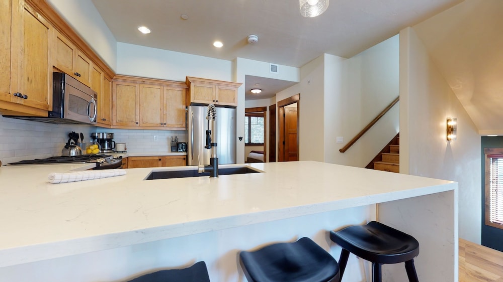Woodwinds 1265 Luxury Townhouse, Private Hot Tub, 2 Car Garage by RedAwning view 2