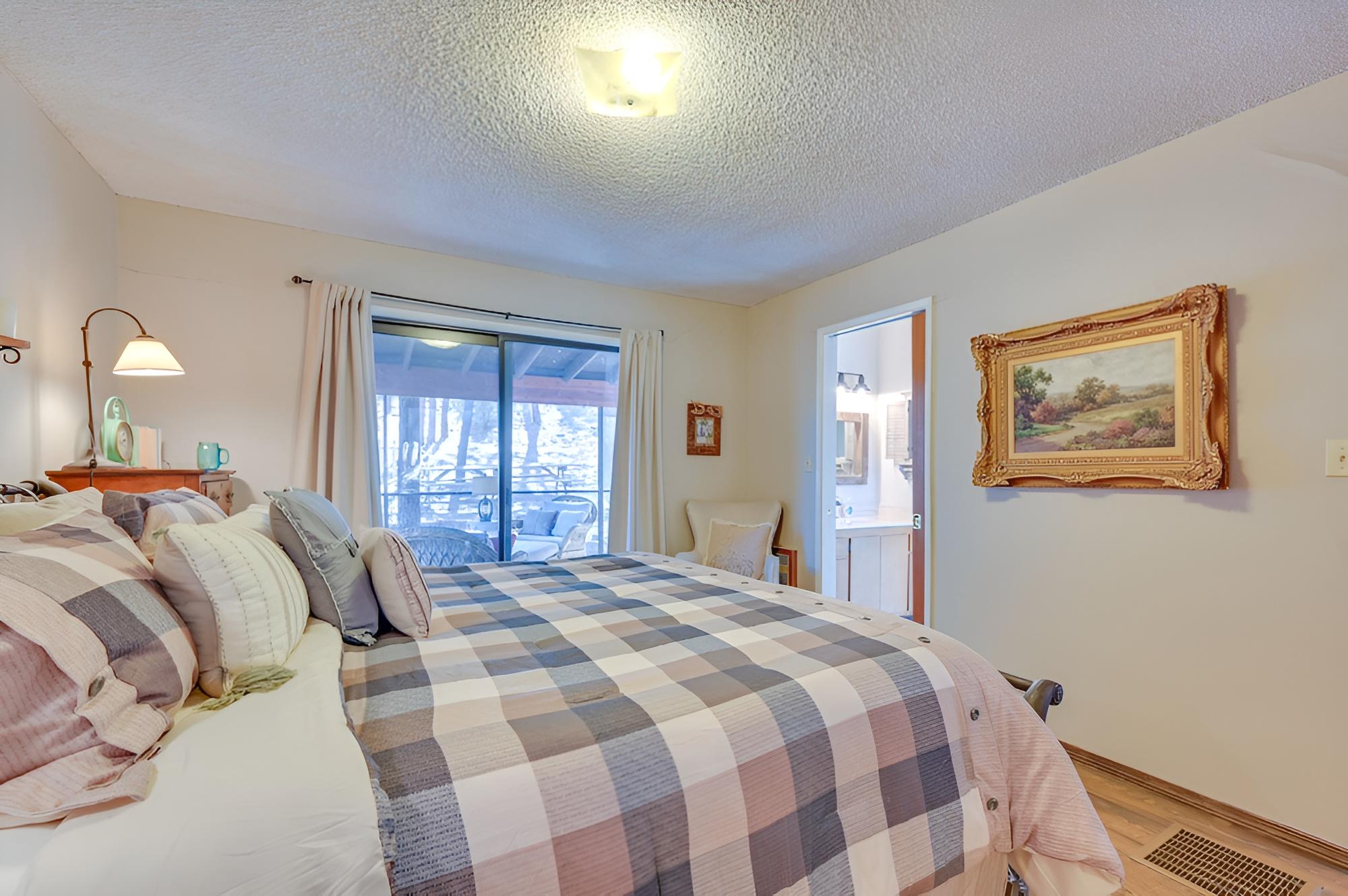 Munds Park Cabin w/ Deck & Golf Course Views view 2