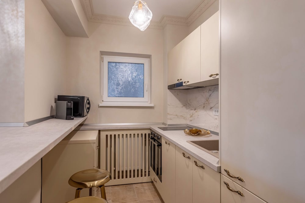 Parisian-Inspired 1BR in the Heart of Bucharest - Balcony, AC & Fully Equipped