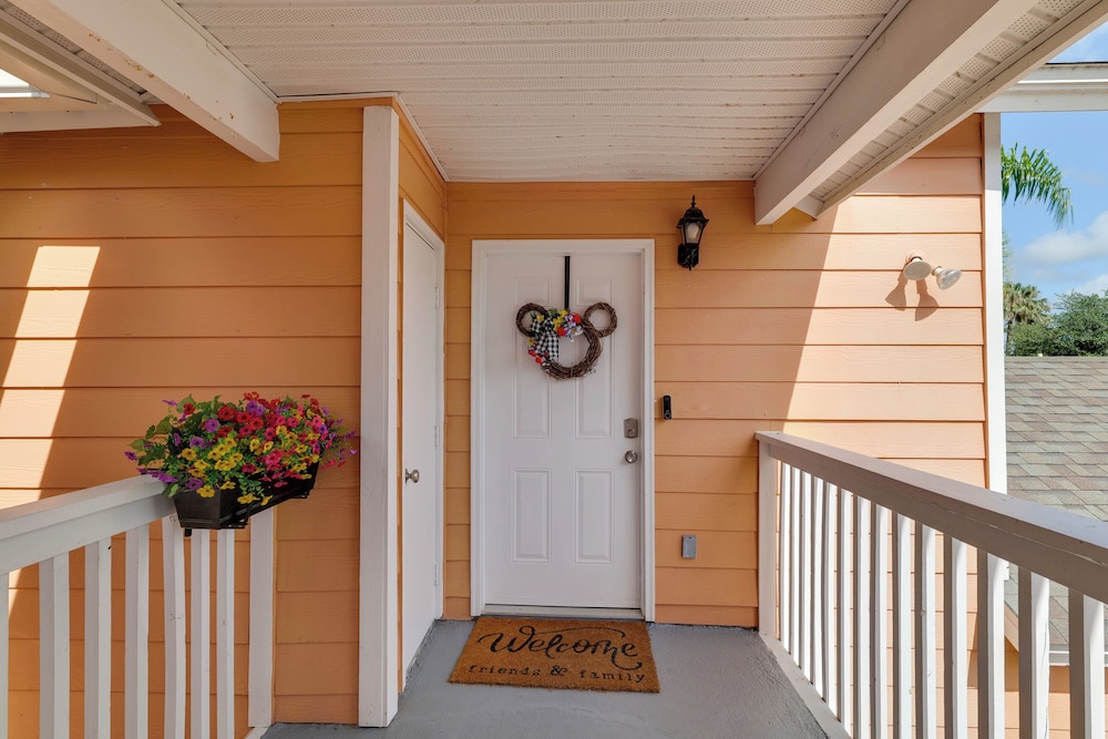 5 Mi to Wdw: Resort-style Condo w/ Pool Access