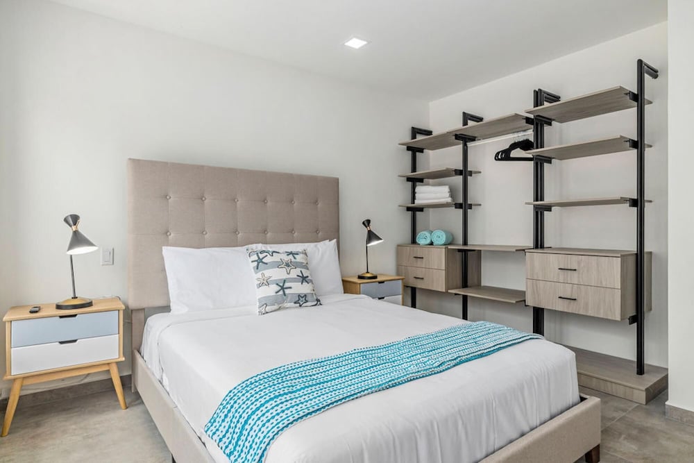 NEW 6 Bedroom Villa 2min Eagle Beach Palm Beach