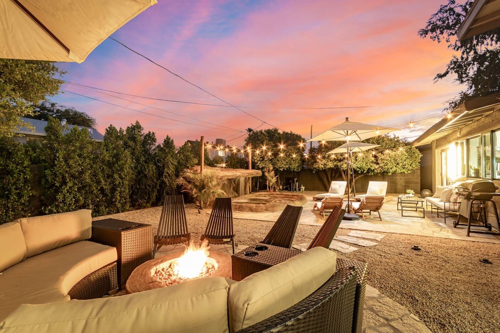 Solanova Designer Oasis With Cocktail Pool Theater