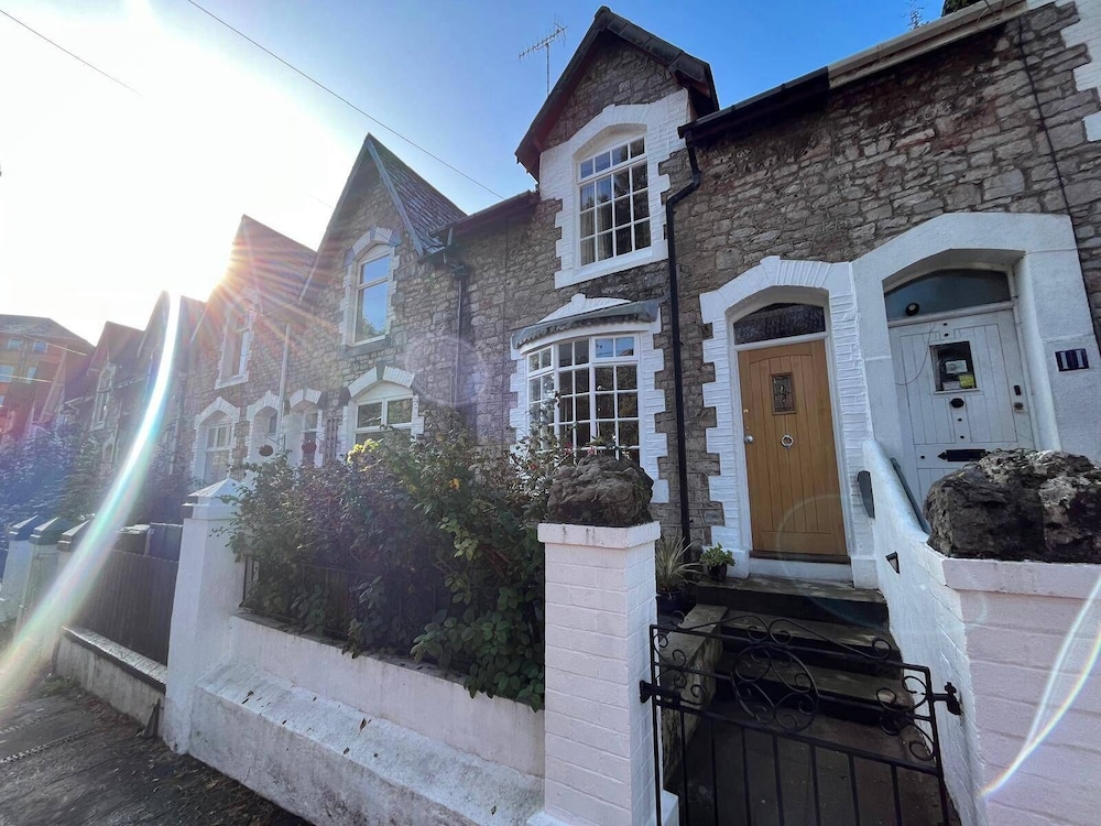 Charming 3-bed Cottage - Private Garden & Parking