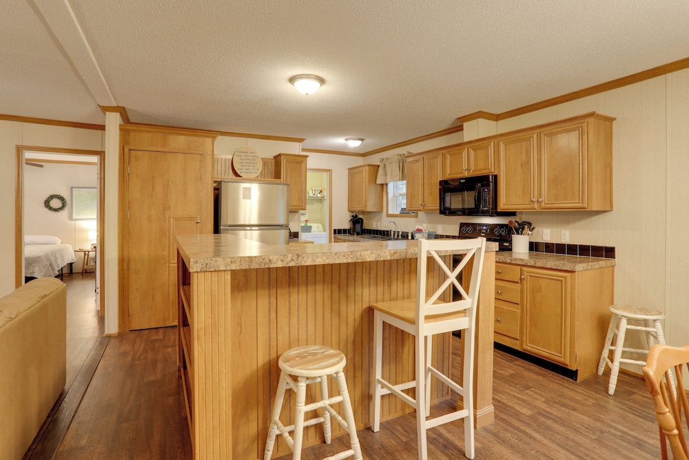 Greers Ferry Lake Access: Cabin w/ Boat Slip!